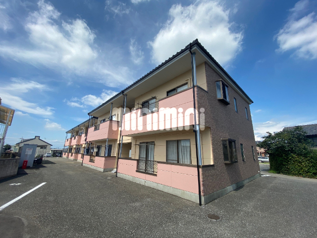 建物外観　鮮やかな色合いが可愛らしく青空に映える外観です。