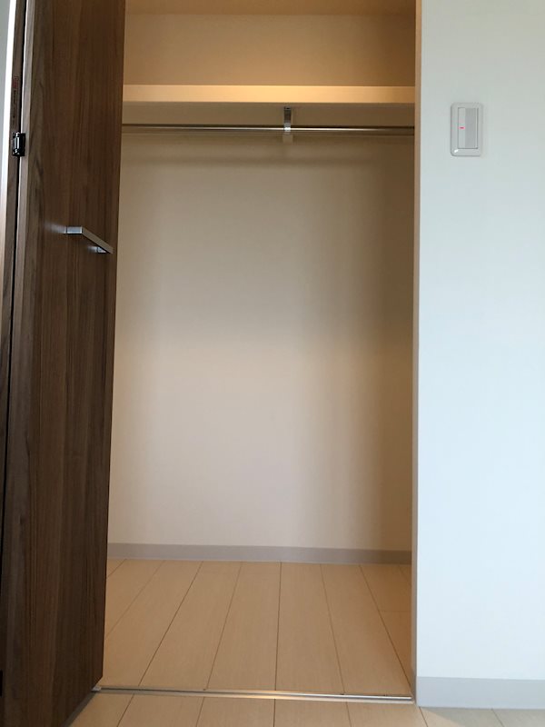 収納　奥行きのあるウォークインクローゼット付き。お荷物の多い方にも