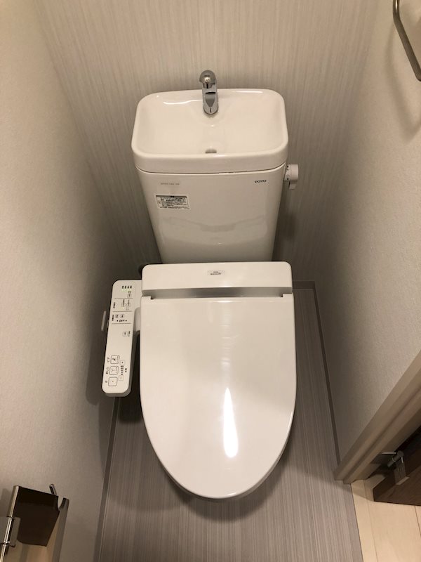 トイレ　トイレは洗浄便座機能付き。