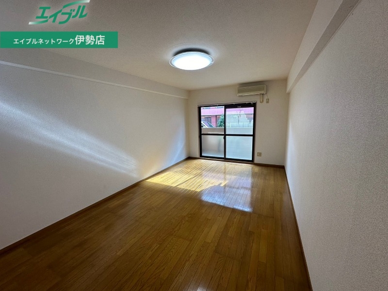 居室・リビング　同物件別部屋のお写真です。