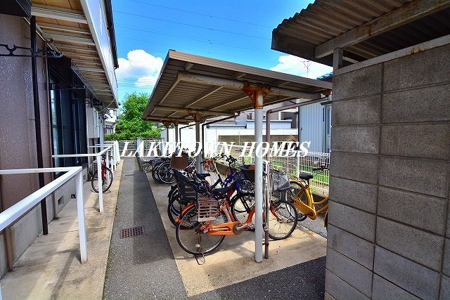 その他共有部分　敷地内に屋根付きの駐輪場があります。