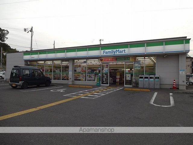コンビニ　ファミリーマート（コンビニ）まで187m