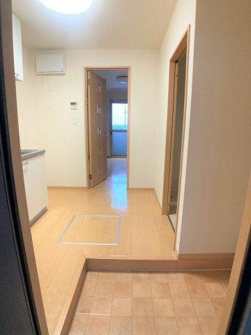 キッチン　別部屋同一間取りのお写真となります。