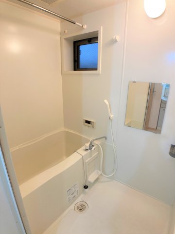 バス・シャワールーム　別部屋同一間取りのお写真となります。