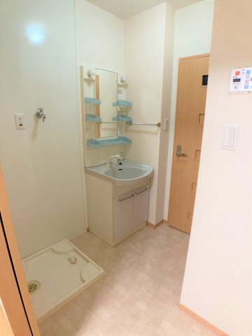 洗面設備　別部屋同一間取りのお写真となります。