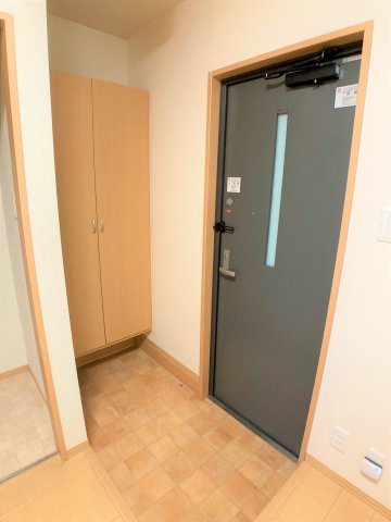 玄関　別部屋同一間取りのお写真となります。