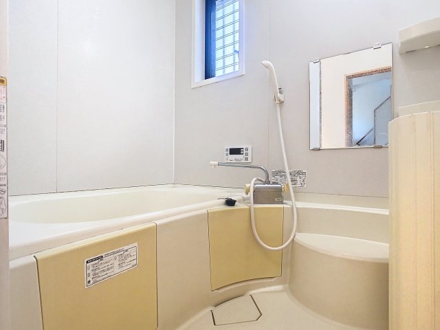 バス・シャワールーム　掲載写真は同型モデルを掲載しており実際のお部屋と仕様等が異な
