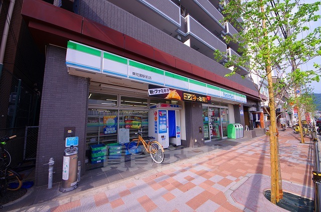 コンビニ　ファミリーマート　東花園駅前（コンビニ）まで577m