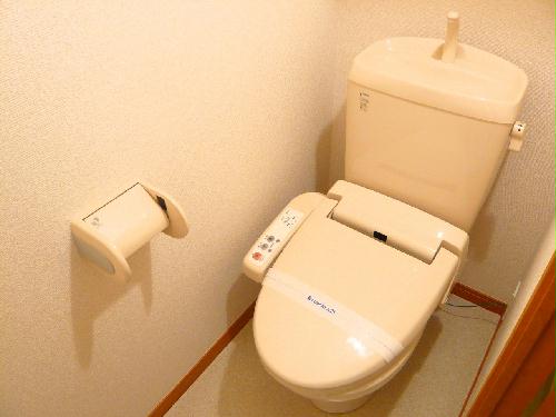 トイレ　温水洗浄便座付きのトイレです。