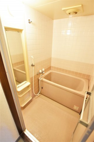 バス・シャワールーム　同建物、別部屋のお写真です。参考にご覧ください。
