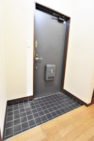 玄関　同建物、別部屋のお写真です。参考にご覧ください。