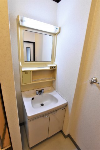 洗面設備　同建物、別部屋のお写真です。参考にご覧ください。