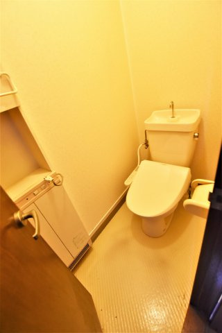 トイレ　同建物、別部屋のお写真です。参考にご覧ください。