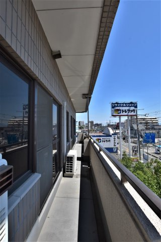 バルコニー　同建物、別部屋のお写真です。参考にご覧ください。