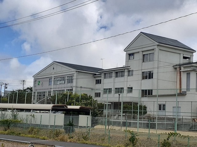 中学校　石巻市立万石浦中学校（中学校）まで769m