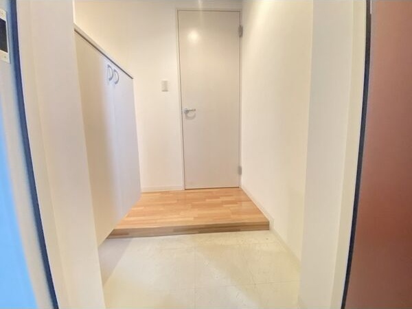 玄関　明るい玄関がお出迎えです☆