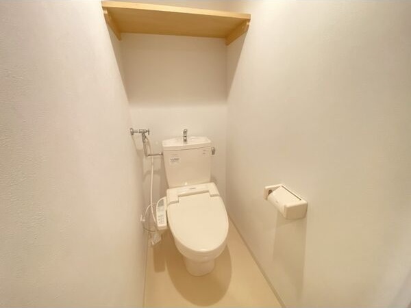 トイレ　嬉しいウォシュレット付きのトイレ！便座温かいですよ♪