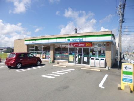コンビニ　ファミリーマート伊勢萩原店（コンビニ）まで609m