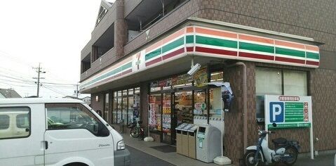 コンビニ　セブンイレブン豊橋牛川通5丁目店（コンビニ）まで321m