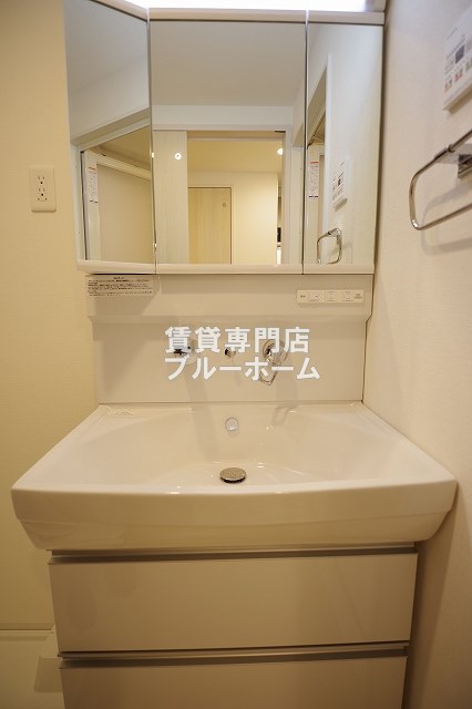 洗面設備　嬉しい3面鏡の独立洗面台です！