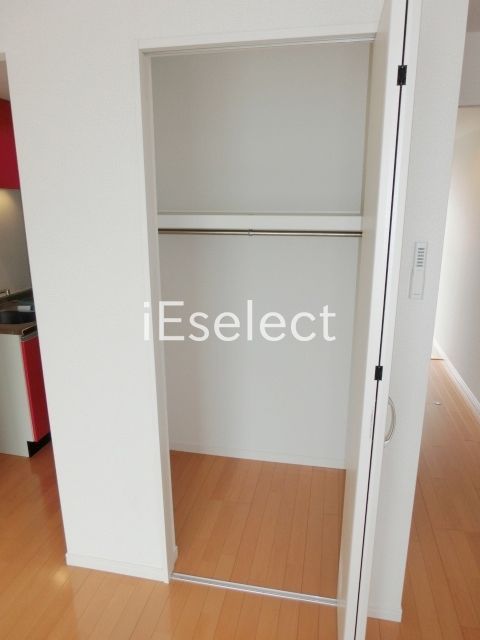 収納　広々としたクローゼットです。