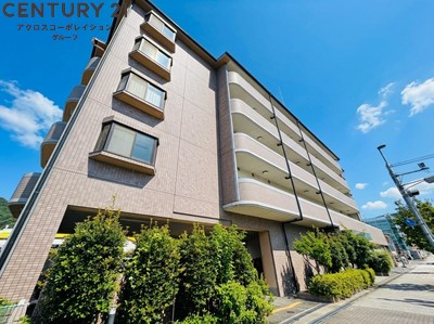 建物外観　敷地内屋根付き駐車場あり