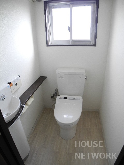 トイレ　窓のあるトイレです。