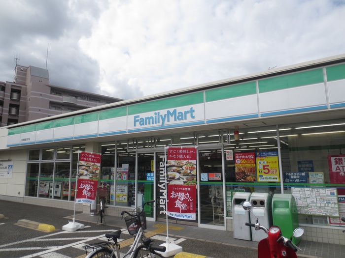 コンビニ　ファミリーマート（コンビニ）まで400m