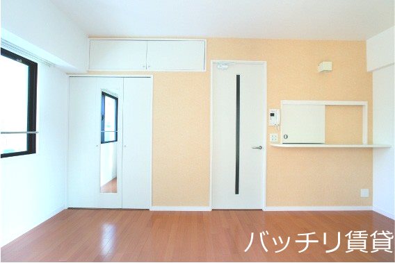 居室・リビング　別部屋写真の為現状を優先致します。中部屋の為、壁面窓はありま