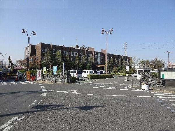 役所　八潮市役所（役所）まで900m