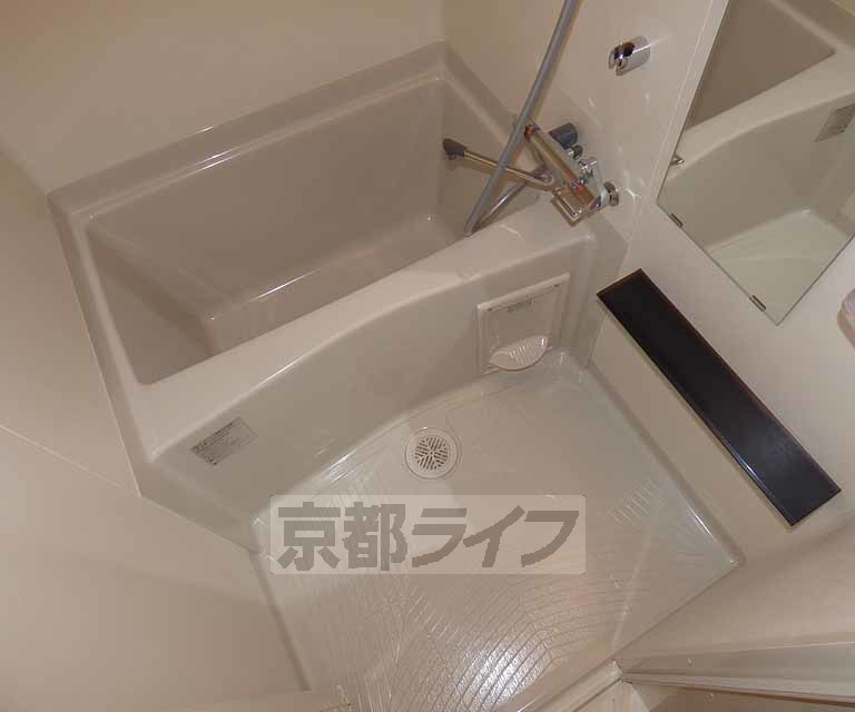 バス・シャワールーム　白を基調としたきれいなお風呂です。明るい雰囲気です。
