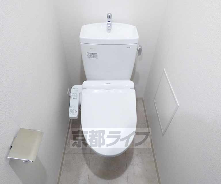 トイレ　白を基調とした明るい雰囲気です。