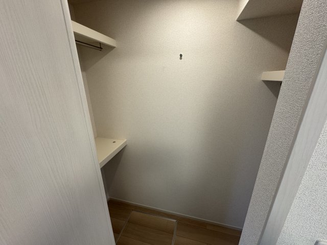 収納　ウォークインクローゼット（同型タイプ）