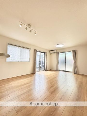 藤島町中島戸建の居間写真