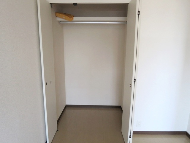 収納　洋服もかけられます♪