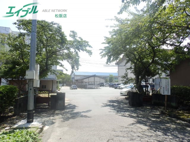 中学校　松阪市立鎌田中学校（中学校）まで300m