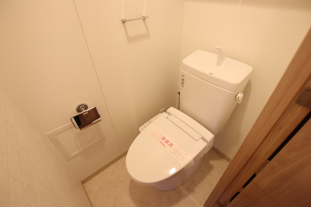 トイレ　◆上部にストック用品を置ける棚付きのトイレです◆