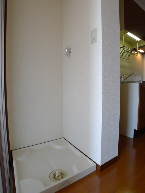その他部屋・スペース　調理しながら洗濯も。便利なキッチン内洗濯機置場。