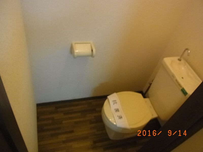 小田急線 祖師ケ谷大蔵駅 徒歩6分 2階建 築36年のトイレ写真
