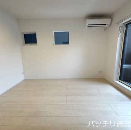 エレガンテブリッサ姪浜駅南の居間写真