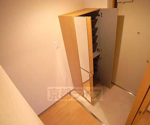 玄関　鏡付きシューズボックス付き