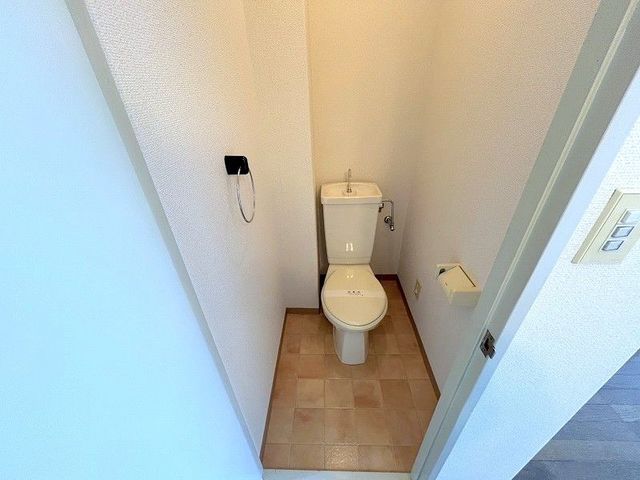 トイレ　居住中の為、他室写真となります。現況と異なる場合は、現況優先
