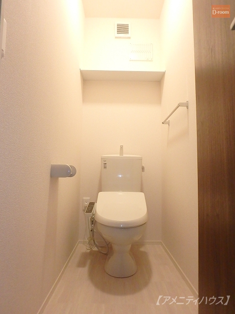トイレ　■温水洗浄暖房便座完備のトイレスペース。