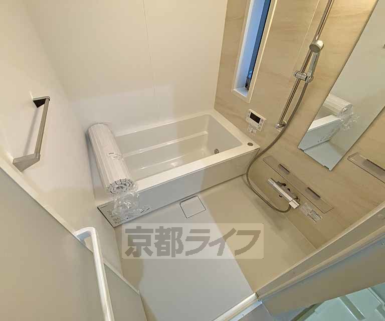 バス・シャワールーム　窓のある明るい浴室です。