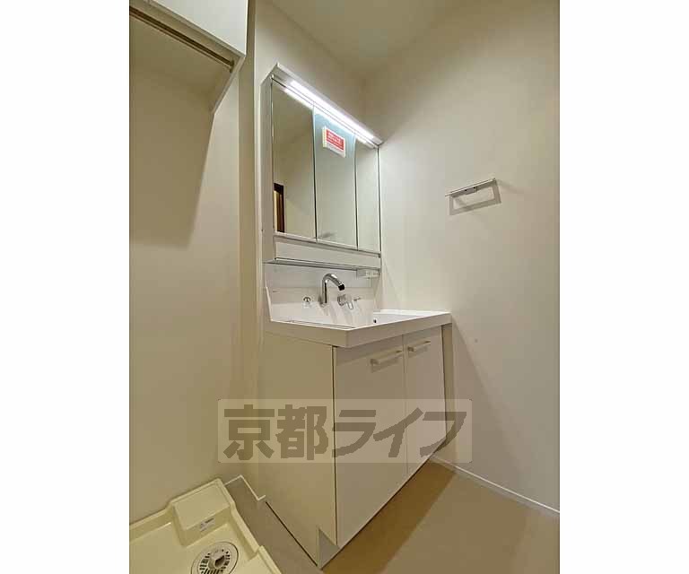 洗面設備　３面鏡の独立シャワー洗面台です。