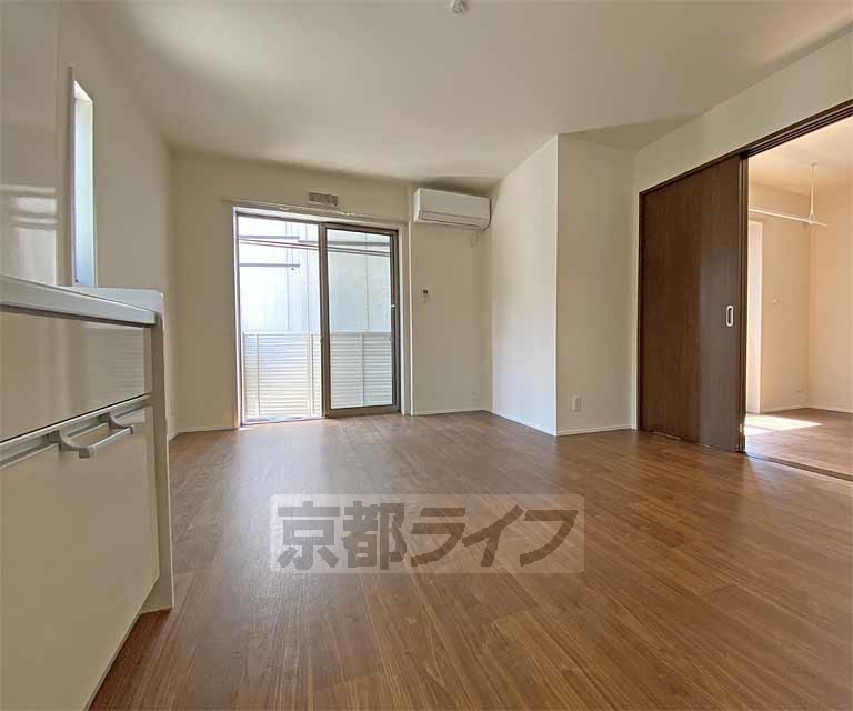 居室・リビング　上下１戸の全２戸の物件の１階です。独立性が高く、隣に住...