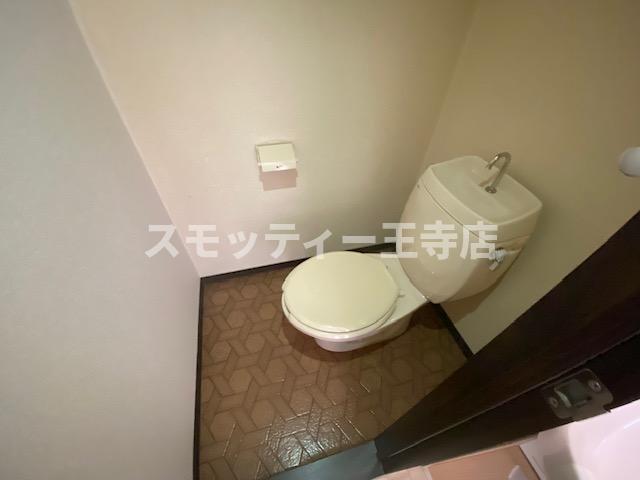 ＪＲ関西本線 大和小泉駅 徒歩8分 2階建 築38年のトイレ写真