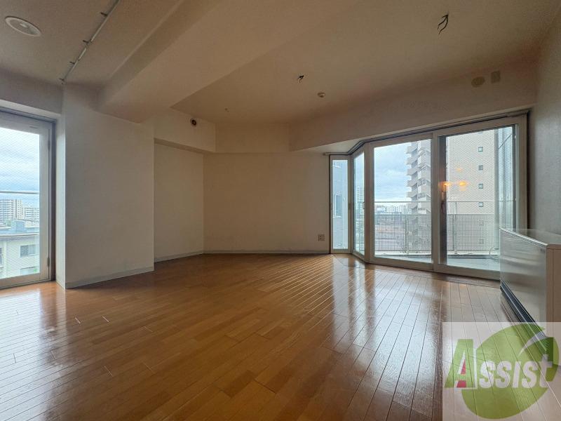 居室・リビング　日当たりが良くて心地よく過ごせそうなお部屋です。