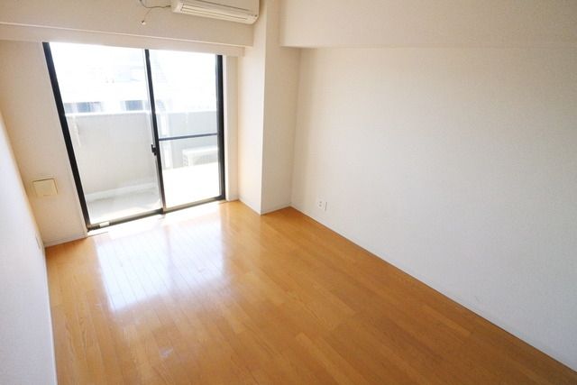 居室・リビング　★大きな窓の、明るいお部屋です★