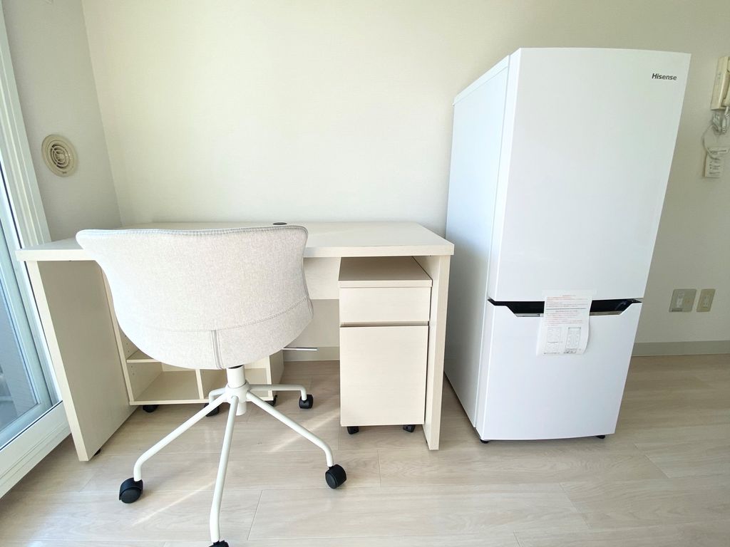 その他設備　備え付け机・椅子・例倉庫